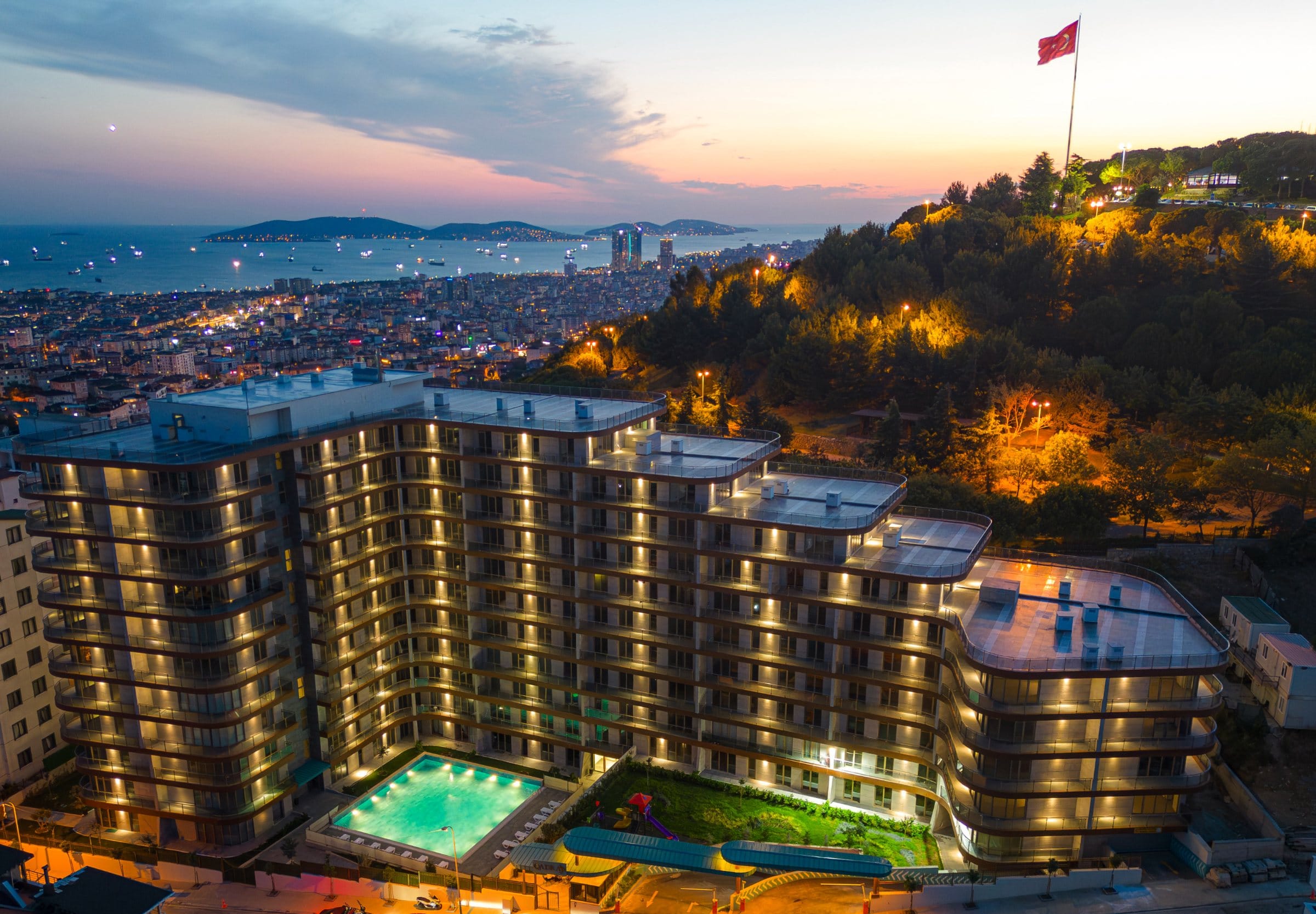 Gün batımında Qadraj Rezidans ve Marmara Denizi panoraması