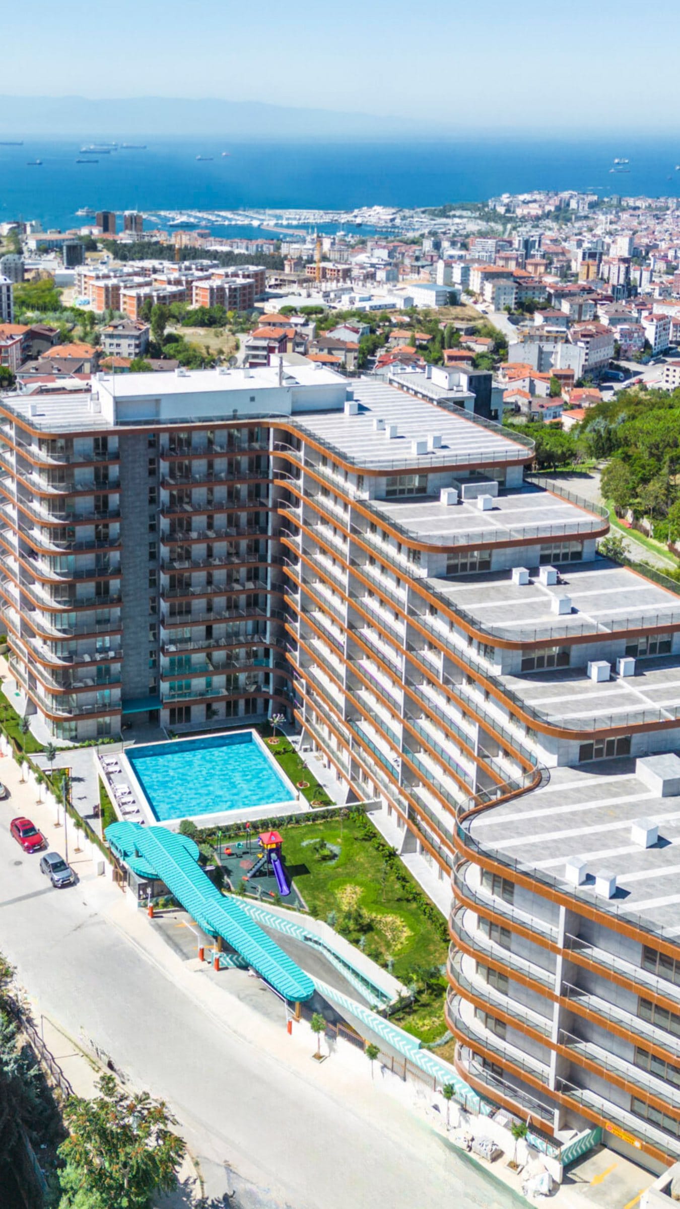 Qadraj Rezidans ve arkasında Marmara Denizi, dikey havadan çekim